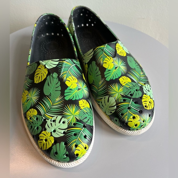 Native slip-ons. Tropical leaf print, monstera. Black green. Women’s size 6 - Picture 2 of 7